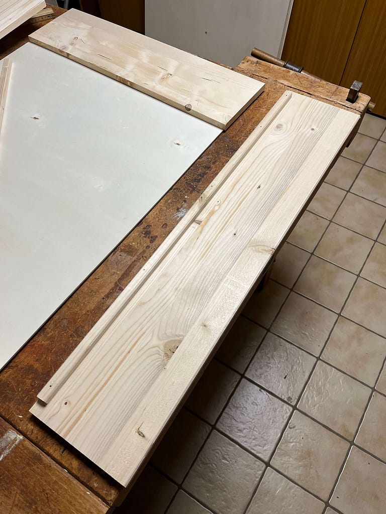 Erstes Brett mit montierter Leiste