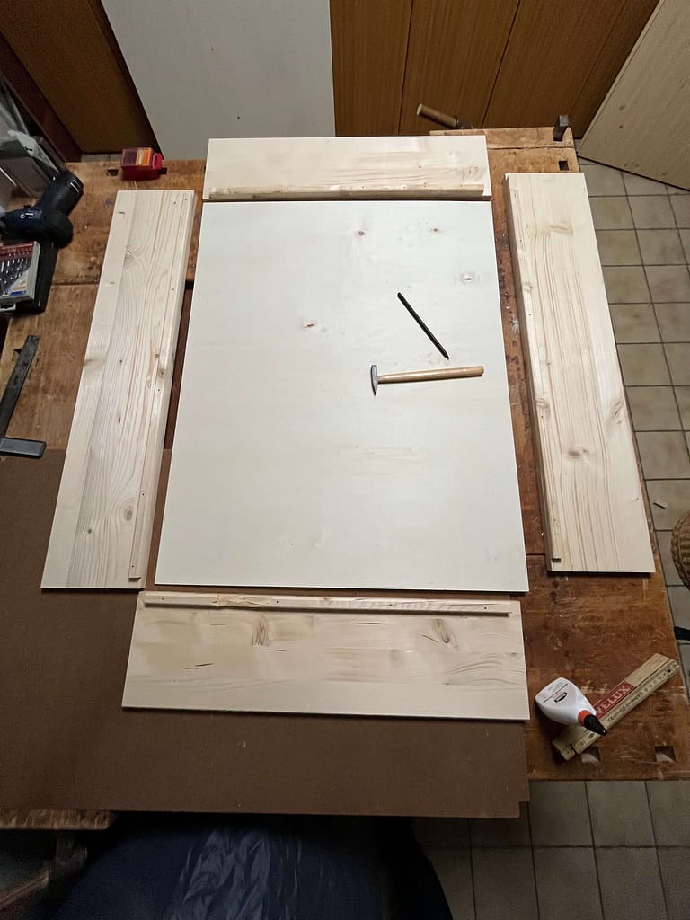 Alle Bretter mit monierten Leisten