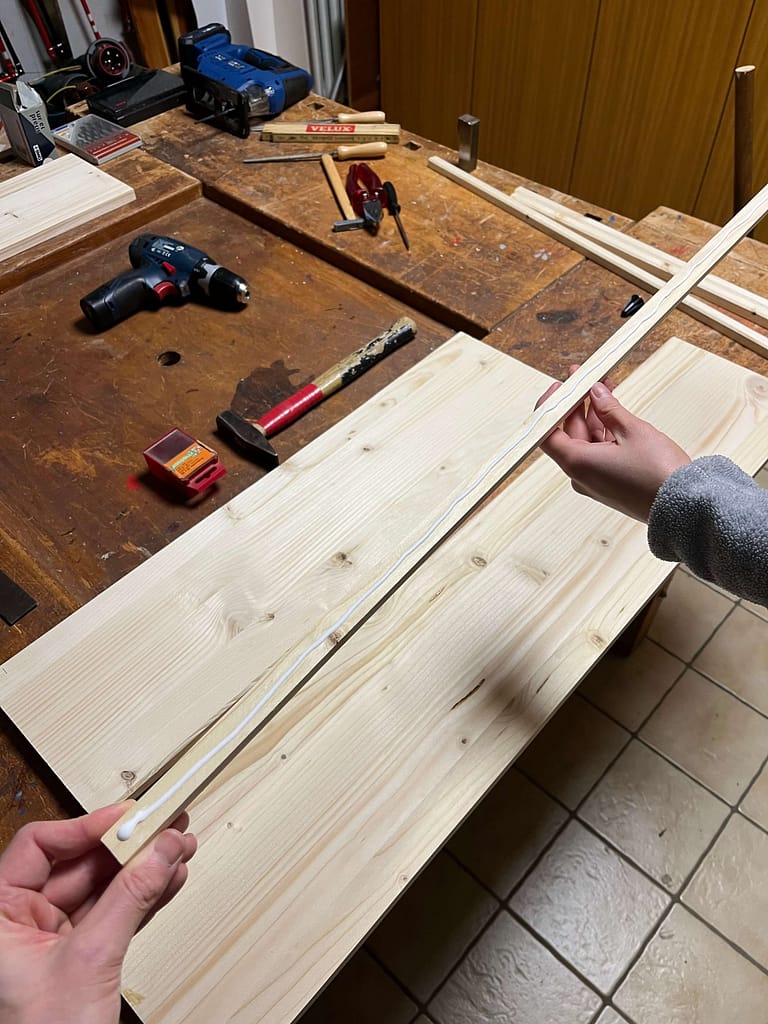 Die erste Leiste wird montiert