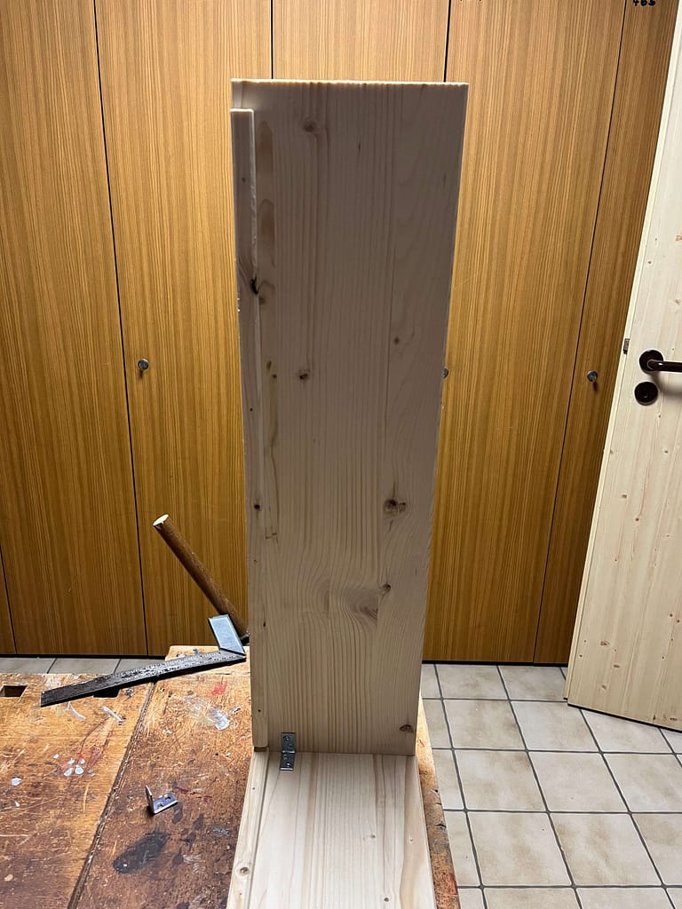 Die ersten beiden Bretter sind mit Winkel verschraubt