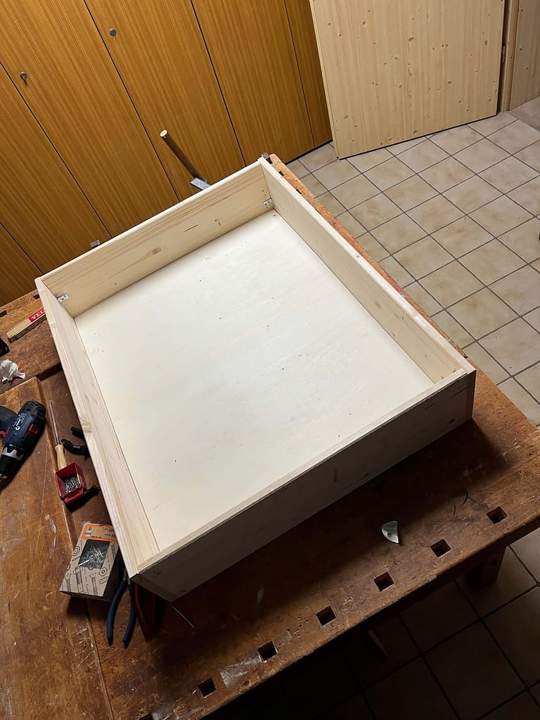 Alle Bretter sind mit Winkeln verschraubt und der Boden auf die Leisten genagelt