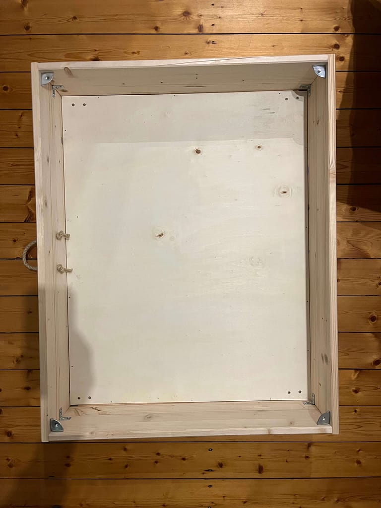 Die Kistenecken und das Seil sind montiert